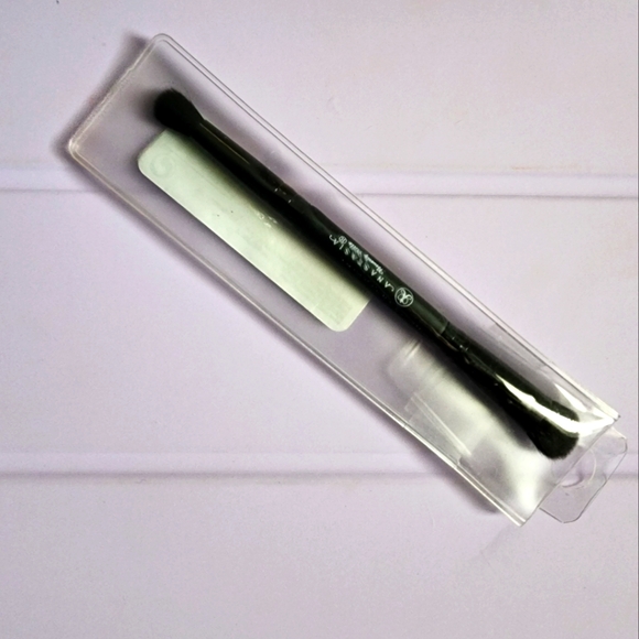 Anastasia duo eyeshadow brush & Legend eyeshadow set - Picture 3 of 7